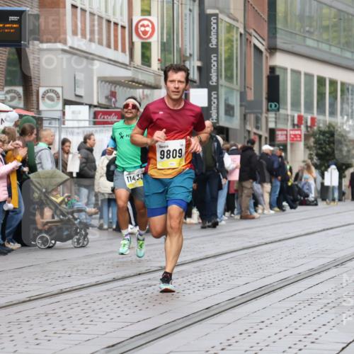 05.10.2025 - 20. swb-Marathon Bremen Strokosch-Dieckow http://msf.ph/oto/9230448 05.10.2025 10:38:04 Ziel 9809, 11430, 9809, 11430 meine-sportfotos.de