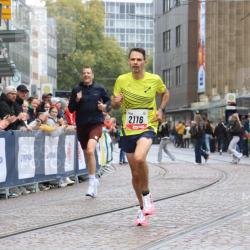 05.10.2025 - 20. swb-Marathon Bremen Strokosch-Dieckow http://msf.ph/oto/9230454 05.10.2025 12:29:16 Ziel 529, 2116 meine-sportfotos.de