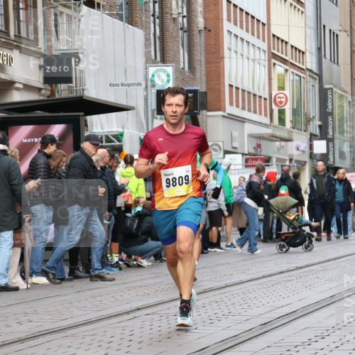 05.10.2025 - 20. swb-Marathon Bremen Strokosch-Dieckow http://msf.ph/oto/9230474 05.10.2025 10:38:06 Ziel 9809, 11430, 9809, 11430 meine-sportfotos.de
