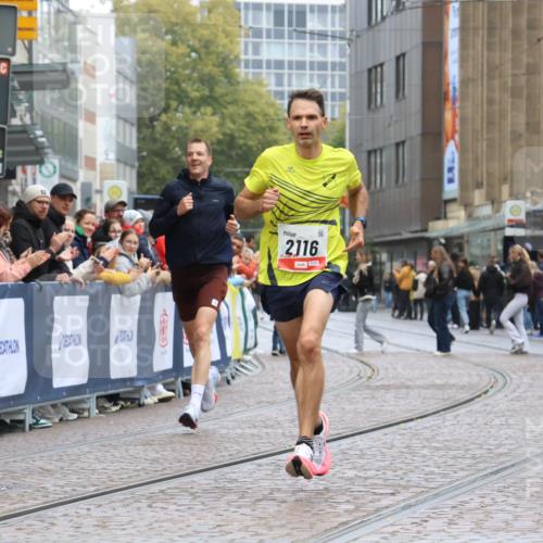 05.10.2025 - 20. swb-Marathon Bremen Strokosch-Dieckow http://msf.ph/oto/9230478 05.10.2025 12:29:16 Ziel 529, 2116 meine-sportfotos.de