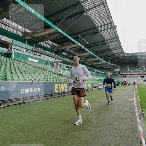 05.10.2025 - 20. swb-Marathon Bremen Michael Burmester http://msf.ph/oto/9230508 05.10.2025 12:48:01 Laufen im Stadion 344, 346, 442, 564, 656, 770, 1205, 1370, 1526, 1607, 1642, 1646, 2241, 2360, 2472, 2482, 2613, 2643, 2656, 2872, 3061, 3768, 4215, 4255, 4291, 4313, 4353, 5264, 5656, 5831, 5918, 6804, 7070, 7170, 7176, 7492, 7735, 7831, 7900, 8729, 265, 391, 505, 1635, 2939, 4966, 4988, 8013 meine-sportfotos.de