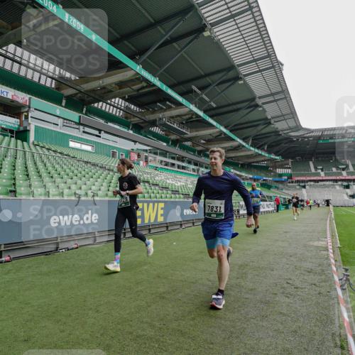 05.10.2025 - 20. swb-Marathon Bremen Michael Burmester http://msf.ph/oto/9230515 05.10.2025 12:48:02 Laufen im Stadion 344, 346, 442, 564, 656, 770, 1205, 1370, 1526, 1607, 1642, 1646, 2241, 2360, 2472, 2482, 2613, 2643, 2656, 2872, 3061, 3768, 4215, 4255, 4291, 4313, 4353, 5264, 5656, 5831, 5918, 6804, 7070, 7170, 7176, 7492, 7735, 7831, 7900, 8729, 8932, 265, 391, 505, 1635, 2939, 4966, 4988, 8013 meine-sportfotos.de