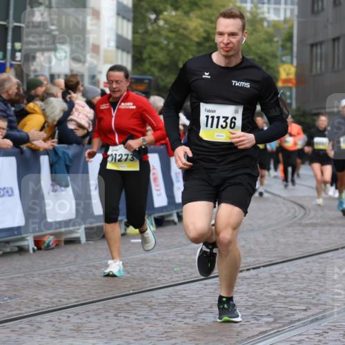 05.10.2025 - 20. swb-Marathon Bremen Strokosch-Dieckow http://msf.ph/oto/9230525 05.10.2025 10:51:59 Ziel 9683, 9939, 10380, 10581, 10625, 10817, 10977, 11136, 11273, 11325, 11394 meine-sportfotos.de