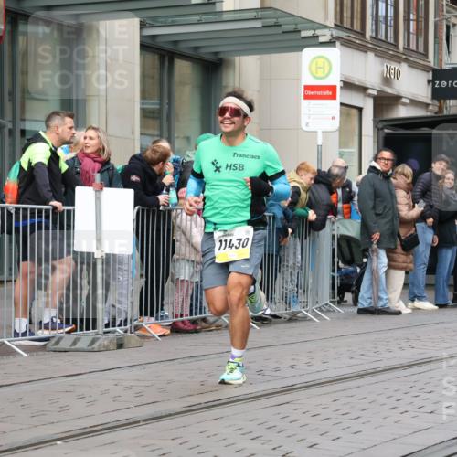 05.10.2025 - 20. swb-Marathon Bremen Strokosch-Dieckow http://msf.ph/oto/9230552 05.10.2025 10:38:08 Ziel 9809, 11430, 9809, 11430 meine-sportfotos.de