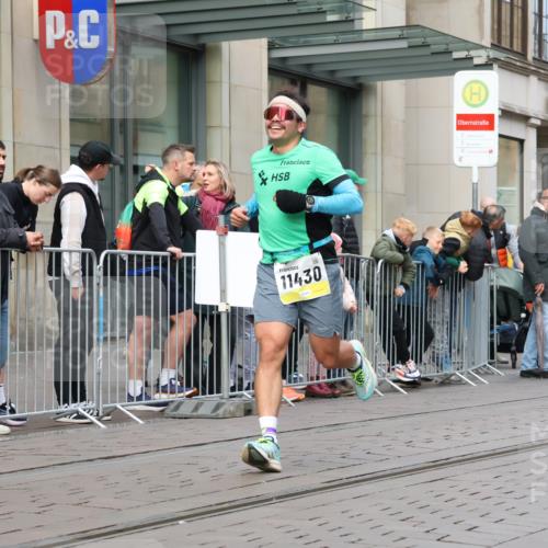 05.10.2025 - 20. swb-Marathon Bremen Strokosch-Dieckow http://msf.ph/oto/9230560 05.10.2025 10:38:09 Ziel 9809, 11430, 9809, 11430 meine-sportfotos.de