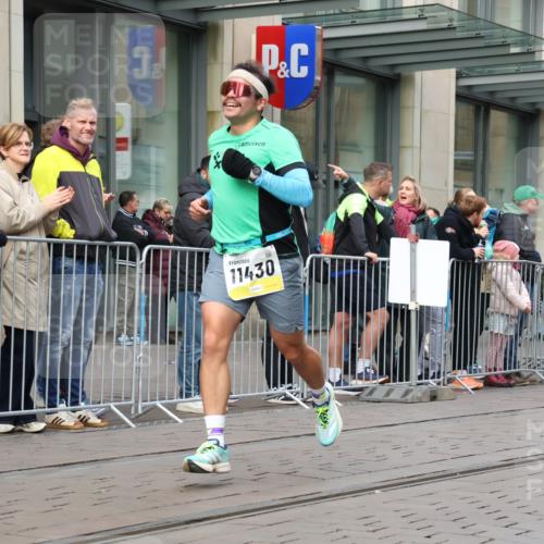 05.10.2025 - 20. swb-Marathon Bremen Strokosch-Dieckow http://msf.ph/oto/9230581 05.10.2025 10:38:09 Ziel 9809, 11430, 9809, 11430 meine-sportfotos.de