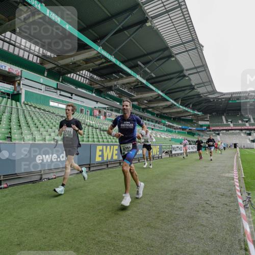 05.10.2025 - 20. swb-Marathon Bremen Michael Burmester http://msf.ph/oto/9230592 05.10.2025 12:48:21 Laufen im Stadion 492, 564, 1370, 1526, 1607, 1642, 1646, 1724, 2241, 2360, 2643, 2656, 2974, 3320, 3324, 3768, 3819, 4353, 5103, 5264, 5786, 5918, 6251, 6632, 6804, 7492, 7735, 7831, 7900, 8244, 8729, 8897, 8923, 8932, 344, 346, 442, 656, 770, 1205, 2472, 2482, 2613, 2872, 3061, 4215, 4255, 4291, 4313, 5656, 5831, 7070, 7170, 7176 meine-sportfotos.de