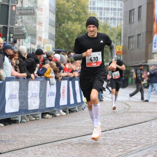05.10.2025 - 20. swb-Marathon Bremen Strokosch-Dieckow http://msf.ph/oto/9230604 05.10.2025 12:29:38 Ziel 410 meine-sportfotos.de
