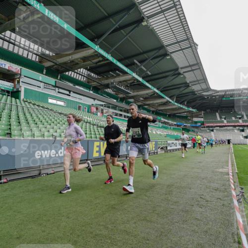 05.10.2025 - 20. swb-Marathon Bremen Michael Burmester http://msf.ph/oto/9230611 05.10.2025 12:48:24 Laufen im Stadion 492, 564, 1370, 1526, 1607, 1642, 1646, 1724, 2241, 2360, 2643, 2974, 3320, 3324, 3768, 3819, 4353, 5103, 5264, 5786, 5918, 6251, 6632, 6804, 7492, 7735, 7831, 7900, 8244, 8687, 8729, 8897, 8923, 8932, 344, 346, 442, 564, 656, 770, 1205, 2472, 2482, 2613, 2656, 2872, 3061, 4215, 4255, 4291, 4313, 5656, 5831, 7070, 7170, 7176 meine-sportfotos.de