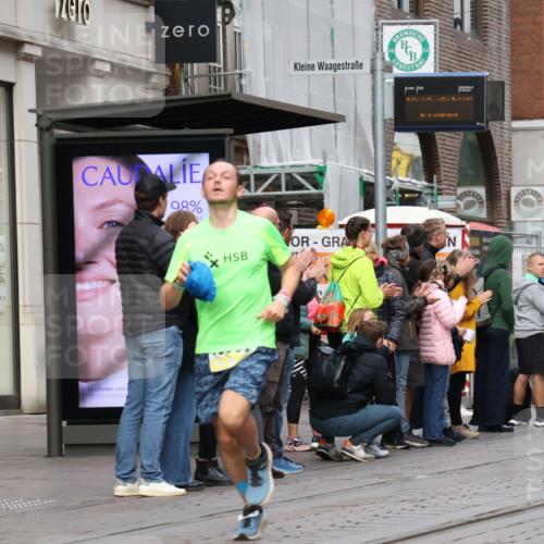 05.10.2025 - 20. swb-Marathon Bremen Strokosch-Dieckow http://msf.ph/oto/9230621 05.10.2025 10:38:30 Ziel 9341, 10352, 10409, 10517, 10862, 10967, 11132, 9341, 10352, 10409, 10517, 10862, 10967, 11132 meine-sportfotos.de