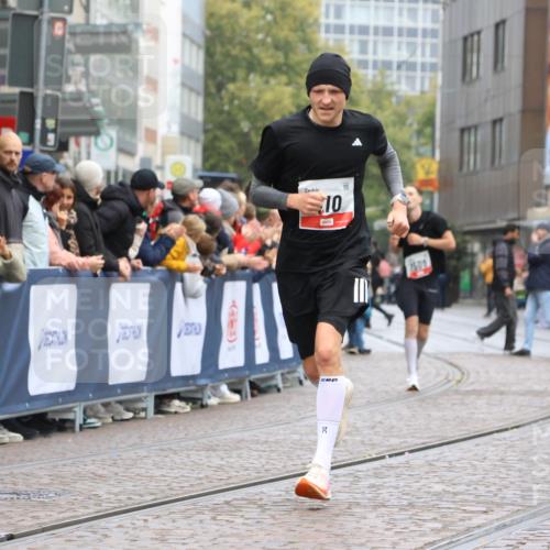 05.10.2025 - 20. swb-Marathon Bremen Strokosch-Dieckow http://msf.ph/oto/9230628 05.10.2025 12:29:38 Ziel 410 meine-sportfotos.de