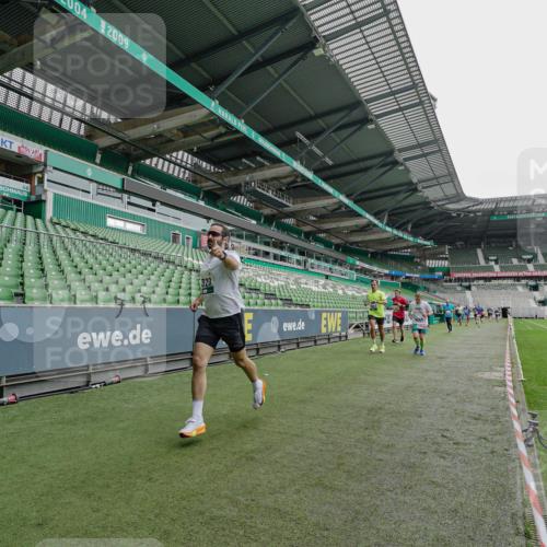 05.10.2025 - 20. swb-Marathon Bremen Michael Burmester http://msf.ph/oto/9230633 05.10.2025 12:48:27 Laufen im Stadion 492, 1370, 1526, 1607, 1625, 1642, 1646, 1724, 2241, 2360, 2643, 2974, 3320, 3324, 3768, 3819, 4353, 5103, 5264, 5599, 5786, 5918, 6251, 6463, 6632, 6804, 7735, 7831, 7900, 8244, 8687, 8729, 8897, 8923, 8932, 344, 346, 442, 564, 656, 1205, 1642, 2472, 2482, 2613, 2656, 2872, 3061, 4215, 4255, 4291, 4313, 5656, 7070, 7176, 7492 meine-sportfotos.de
