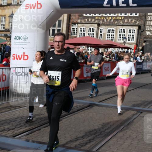 05.10.2025 - 20. swb-Marathon Bremen Yannick Fuchs http://msf.ph/oto/9230637 05.10.2025 11:02:39 Ziel 9468, 9647, 9707, 9802, 9839, 10033, 10595, 10598, 10615, 11110, 11160, 11537, 11538, 11711 meine-sportfotos.de