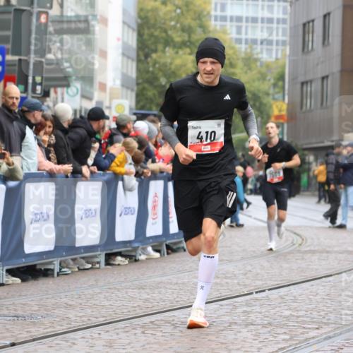 05.10.2025 - 20. swb-Marathon Bremen Strokosch-Dieckow http://msf.ph/oto/9230656 05.10.2025 12:29:38 Ziel 410 meine-sportfotos.de
