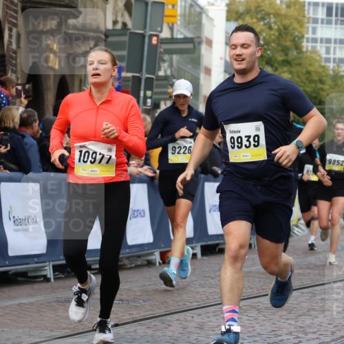05.10.2025 - 20. swb-Marathon Bremen Strokosch-Dieckow http://msf.ph/oto/9230675 05.10.2025 10:52:06 Ziel 9196, 9226, 9852, 9939, 10240, 10438, 10668, 10727, 10977, 11273, 11641 meine-sportfotos.de