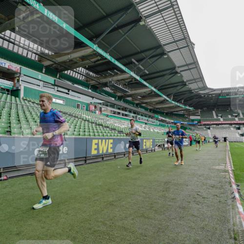 05.10.2025 - 20. swb-Marathon Bremen Michael Burmester http://msf.ph/oto/9230682 05.10.2025 12:48:36 Laufen im Stadion 492, 1195, 1370, 1607, 1625, 1724, 2241, 2643, 2974, 3320, 3324, 3768, 3819, 4353, 5103, 5264, 5599, 5786, 5918, 6171, 6251, 6463, 6632, 7735, 7831, 7904, 8244, 8507, 8687, 8729, 8897, 8923, 8932, 344, 346, 564, 656, 1205, 1526, 1642, 1646, 2360, 2656, 4291, 4313, 6804, 7176, 7492, 7900 meine-sportfotos.de