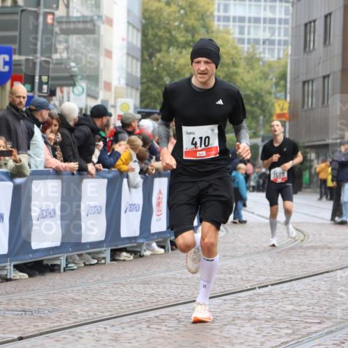 05.10.2025 - 20. swb-Marathon Bremen Strokosch-Dieckow http://msf.ph/oto/9230686 05.10.2025 12:29:38 Ziel 410 meine-sportfotos.de