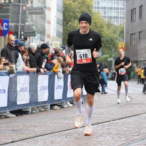 05.10.2025 - 20. swb-Marathon Bremen Strokosch-Dieckow http://msf.ph/oto/9230713 05.10.2025 12:29:39 Ziel 410 meine-sportfotos.de