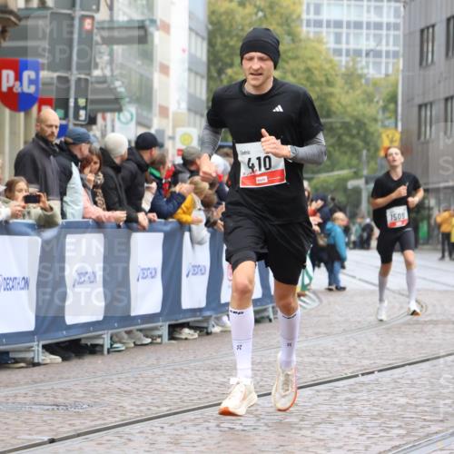 05.10.2025 - 20. swb-Marathon Bremen Strokosch-Dieckow http://msf.ph/oto/9230738 05.10.2025 12:29:39 Ziel 410 meine-sportfotos.de