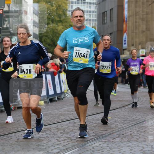 05.10.2025 - 20. swb-Marathon Bremen Strokosch-Dieckow http://msf.ph/oto/9230749 05.10.2025 10:52:10 Ziel 9196, 9226, 9852, 9955, 10038, 10240, 10438, 10668, 10727, 10900, 10927, 10942, 11458, 11491, 11641 meine-sportfotos.de