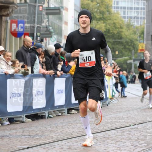 05.10.2025 - 20. swb-Marathon Bremen Strokosch-Dieckow http://msf.ph/oto/9230798 05.10.2025 12:29:39 Ziel 410 meine-sportfotos.de