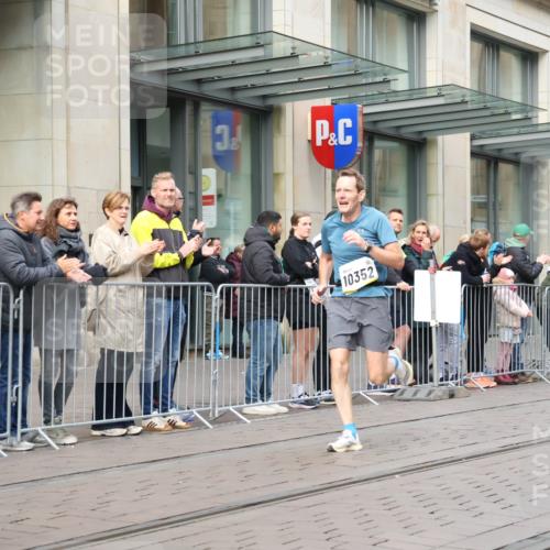 05.10.2025 - 20. swb-Marathon Bremen Strokosch-Dieckow http://msf.ph/oto/9230800 05.10.2025 10:38:36 Ziel 9341, 9403, 10352, 10409, 10517, 10847, 10862, 10967, 11132, 11594, 9341, 9403, 10352, 10409, 10517, 10847, 10862, 10967, 11132, 11594 meine-sportfotos.de