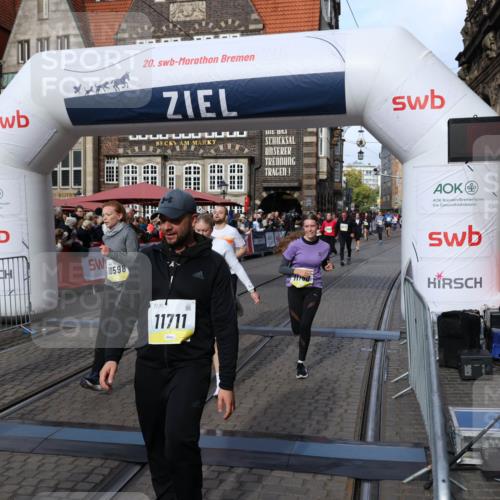 05.10.2025 - 20. swb-Marathon Bremen Yannick Fuchs http://msf.ph/oto/9230812 05.10.2025 11:02:42 Ziel 9468, 9647, 9707, 9802, 9839, 10033, 10595, 10598, 10615, 10825, 11110, 11160, 11537, 11538, 11711 meine-sportfotos.de