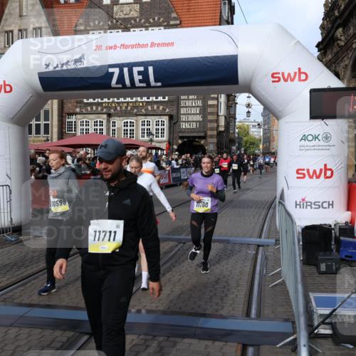 05.10.2025 - 20. swb-Marathon Bremen Yannick Fuchs http://msf.ph/oto/9230827 05.10.2025 11:02:42 Ziel 9468, 9647, 9707, 9802, 9839, 10033, 10595, 10598, 10615, 10825, 11110, 11160, 11537, 11538, 11711 meine-sportfotos.de