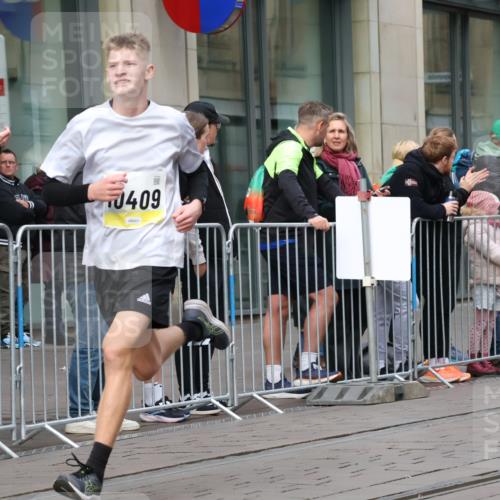 05.10.2025 - 20. swb-Marathon Bremen Strokosch-Dieckow http://msf.ph/oto/9230829 05.10.2025 10:38:39 Ziel 9341, 9403, 10352, 10517, 10847, 10967, 11594, 9341, 9403, 10352, 10517, 10847, 10967, 11594 meine-sportfotos.de