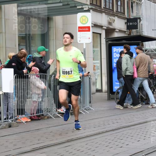 05.10.2025 - 20. swb-Marathon Bremen Strokosch-Dieckow http://msf.ph/oto/9230857 05.10.2025 10:38:41 Ziel 9403, 10352, 10847, 10967, 11594, 9403, 10352, 10847, 10967, 11594 meine-sportfotos.de