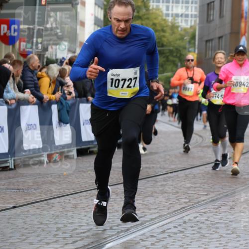 05.10.2025 - 20. swb-Marathon Bremen Strokosch-Dieckow http://msf.ph/oto/9230883 05.10.2025 10:52:12 Ziel 9196, 9226, 9852, 9955, 9987, 10038, 10240, 10438, 10668, 10727, 10900, 10927, 10942, 11128, 11458, 11491, 11641 meine-sportfotos.de