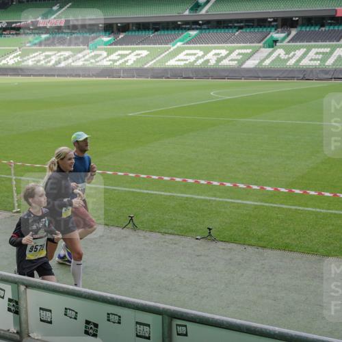 05.10.2025 - 20. swb-Marathon Bremen Michael Burmester http://msf.ph/oto/9230894 05.10.2025 10:29:51 Laufen im Stadion 7202, 8787, 8866, 9014, 9199, 9233, 9255, 9261, 9369, 9385, 9428, 9435, 9437, 9452, 9485, 9555, 9578, 9579, 9583, 9630, 9658, 9674, 9689, 9693, 9696, 9704, 9729, 9740, 9761, 9803, 9832, 9889, 9924, 9929, 9958, 9969, 9975, 9986, 10073, 10089, 10118, 10170, 10246, 10376, 10400, 10432, 10534, 10548, 10601, 10673, 10685, 10715, 10723, 10726, 10733, 10781, 10868, 10873, 10877, 10923, 10929, 10932, 10951, 10968, 11005, 11022, 11091, 11177, 11187, 11208, 11288, 11298, 9556 meine-sportfotos.de