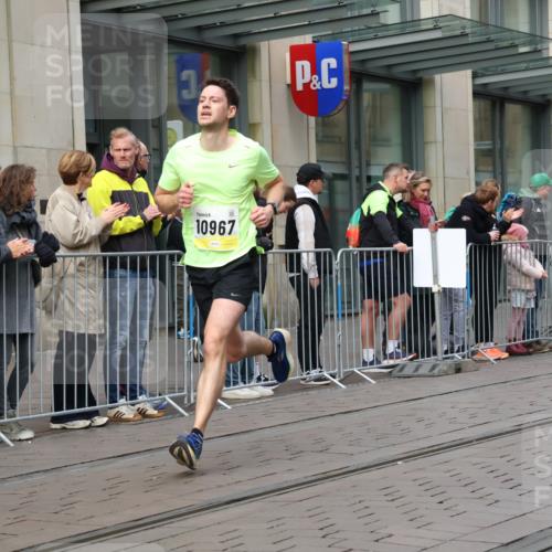 05.10.2025 - 20. swb-Marathon Bremen Strokosch-Dieckow http://msf.ph/oto/9230900 05.10.2025 10:38:42 Ziel 9403, 10847, 10967, 11594, 9403, 10847, 10967, 11594 meine-sportfotos.de