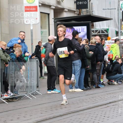 05.10.2025 - 20. swb-Marathon Bremen Strokosch-Dieckow http://msf.ph/oto/9230933 05.10.2025 10:38:50 Ziel 7111, 9239, 9403, 9863, 10847, 10908, 11067, 11594, 7111, 9239, 9403, 9863, 10847, 10908, 11067, 11594 meine-sportfotos.de
