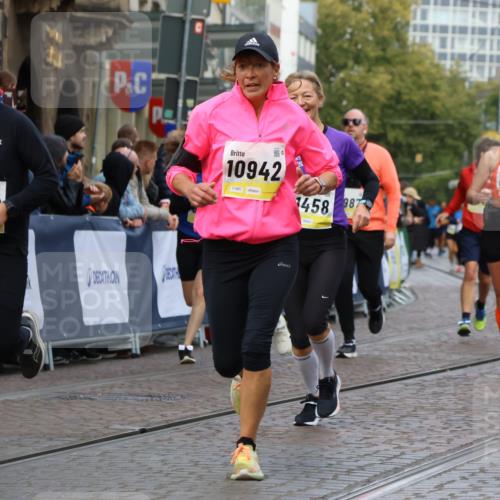 05.10.2025 - 20. swb-Marathon Bremen Strokosch-Dieckow http://msf.ph/oto/9230952 05.10.2025 10:52:15 Ziel 9584, 9852, 9955, 9987, 10038, 10668, 10719, 10900, 10927, 10942, 11128, 11458, 11491, 11665 meine-sportfotos.de