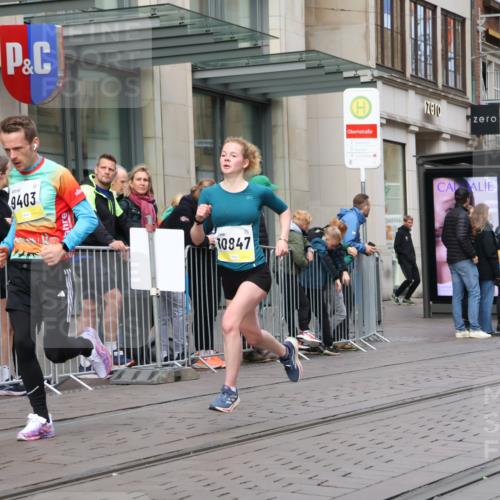 05.10.2025 - 20. swb-Marathon Bremen Strokosch-Dieckow http://msf.ph/oto/9231010 05.10.2025 10:38:54 Ziel 7111, 9239, 9403, 9863, 10847, 10908, 11067, 11343, 11594, 7111, 9239, 9403, 9863, 10847, 10908, 11067, 11343, 11594 meine-sportfotos.de