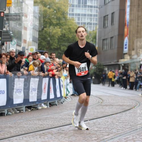05.10.2025 - 20. swb-Marathon Bremen Strokosch-Dieckow http://msf.ph/oto/9231011 05.10.2025 12:29:45 Ziel 1509 meine-sportfotos.de