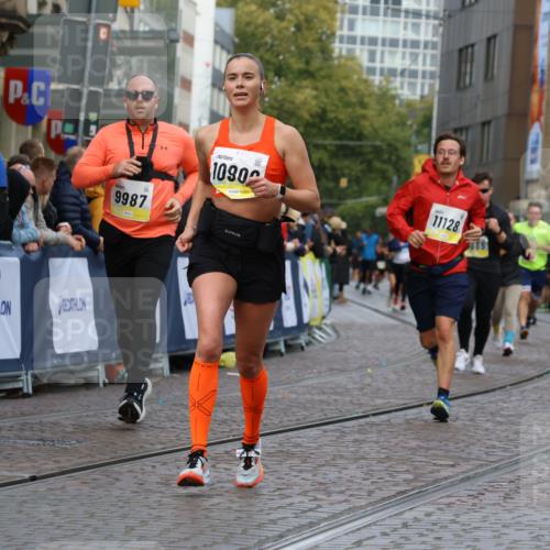 05.10.2025 - 20. swb-Marathon Bremen Strokosch-Dieckow http://msf.ph/oto/9231018 05.10.2025 10:52:16 Ziel 9584, 9955, 9987, 10038, 10507, 10719, 10900, 10927, 10942, 11128, 11458, 11491, 11665 meine-sportfotos.de