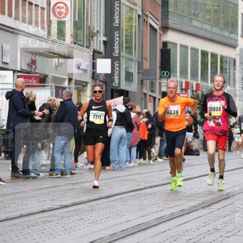 05.10.2025 - 20. swb-Marathon Bremen Strokosch-Dieckow http://msf.ph/oto/9231044 05.10.2025 10:39:01 Ziel 7111, 9239, 9863, 10908, 11067, 11343, 7111, 9239, 9863, 10908, 11067, 11343 meine-sportfotos.de
