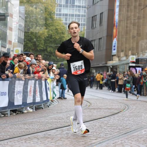 05.10.2025 - 20. swb-Marathon Bremen Strokosch-Dieckow http://msf.ph/oto/9231069 05.10.2025 12:29:45 Ziel 1509 meine-sportfotos.de