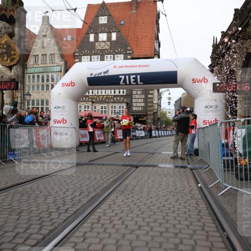 05.10.2025 - 20. swb-Marathon Bremen Yannick Fuchs http://msf.ph/oto/9231080 05.10.2025 10:27:12 Ziel 35 meine-sportfotos.de