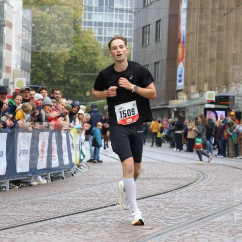 05.10.2025 - 20. swb-Marathon Bremen Strokosch-Dieckow http://msf.ph/oto/9231096 05.10.2025 12:29:46 Ziel 1509 meine-sportfotos.de