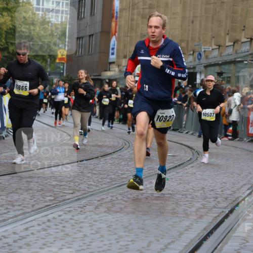 05.10.2025 - 20. swb-Marathon Bremen Strokosch-Dieckow http://msf.ph/oto/9231101 05.10.2025 10:52:19 Ziel 9172, 9584, 9955, 9987, 10507, 10719, 10900, 10927, 11128, 11458, 11491, 11528, 11665 meine-sportfotos.de