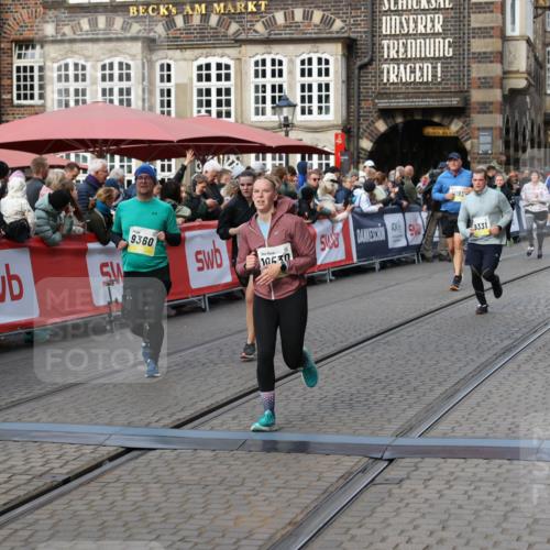 05.10.2025 - 20. swb-Marathon Bremen Yannick Fuchs http://msf.ph/oto/9231102 05.10.2025 11:02:51 Ziel 9331, 9360, 9516, 9841, 10129, 10510, 10530, 10803, 10804, 10825, 10826, 11024 meine-sportfotos.de