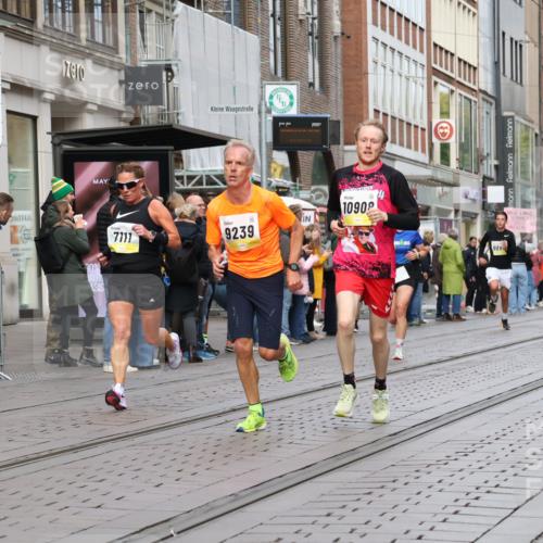 05.10.2025 - 20. swb-Marathon Bremen Strokosch-Dieckow http://msf.ph/oto/9231110 05.10.2025 10:39:06 Ziel 7111, 9239, 9289, 9671, 9863, 10525, 10908, 11067, 11343, 11418, 11474, 7111, 9239, 9289, 9671, 9863, 10525, 10908, 11067, 11343, 11418, 11474 meine-sportfotos.de