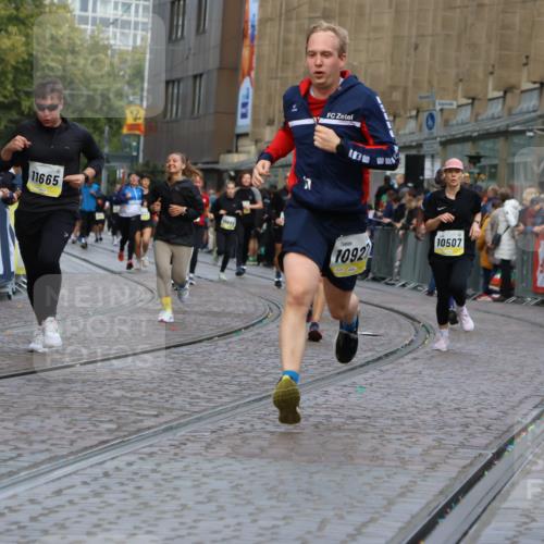 05.10.2025 - 20. swb-Marathon Bremen Strokosch-Dieckow http://msf.ph/oto/9231119 05.10.2025 10:52:19 Ziel 9172, 9584, 9955, 9987, 10507, 10719, 10900, 10927, 11128, 11458, 11491, 11528, 11665 meine-sportfotos.de