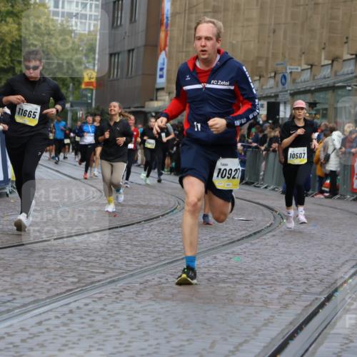 05.10.2025 - 20. swb-Marathon Bremen Strokosch-Dieckow http://msf.ph/oto/9231132 05.10.2025 10:52:19 Ziel 9172, 9584, 9955, 9987, 10507, 10719, 10900, 10927, 11128, 11458, 11491, 11528, 11665 meine-sportfotos.de