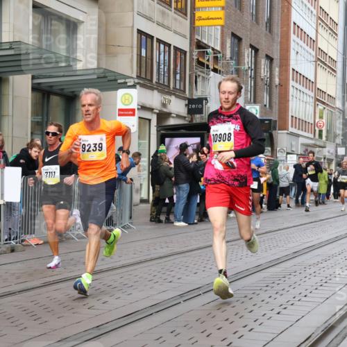 05.10.2025 - 20. swb-Marathon Bremen Strokosch-Dieckow http://msf.ph/oto/9231153 05.10.2025 10:39:07 Ziel 7111, 9239, 9289, 9671, 9863, 10525, 10908, 11067, 11343, 11418, 11474, 7111, 9239, 9289, 9671, 9863, 10525, 10908, 11067, 11343, 11418, 11474 meine-sportfotos.de