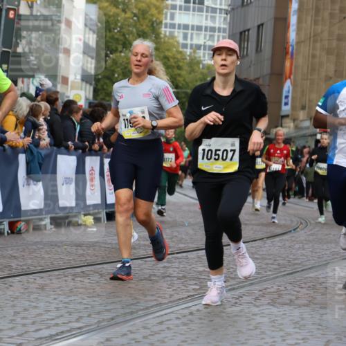 05.10.2025 - 20. swb-Marathon Bremen Strokosch-Dieckow http://msf.ph/oto/9231198 05.10.2025 10:52:23 Ziel 9172, 9584, 9987, 10241, 10327, 10507, 10608, 10719, 11528, 11665 meine-sportfotos.de