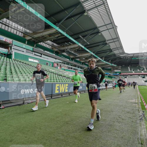 05.10.2025 - 20. swb-Marathon Bremen Michael Burmester http://msf.ph/oto/9231208 05.10.2025 12:50:10 Laufen im Stadion 150, 187, 217, 270, 287, 424, 511, 679, 736, 845, 906, 939, 1025, 1359, 1388, 1707, 1876, 1904, 2356, 2721, 3228, 3259, 3353, 3738, 3885, 4006, 4318, 4367, 4438, 4870, 4938, 5118, 5184, 5389, 5564, 5873, 5894, 6214, 6216, 6281, 6717, 6805, 7647, 7826, 7963, 7987, 8401, 8536, 8873, 8907, 9118, 187, 1257, 1535, 1609, 1727, 2044, 2356, 3124, 3544, 3960, 6431, 6619, 6877, 8216 meine-sportfotos.de
